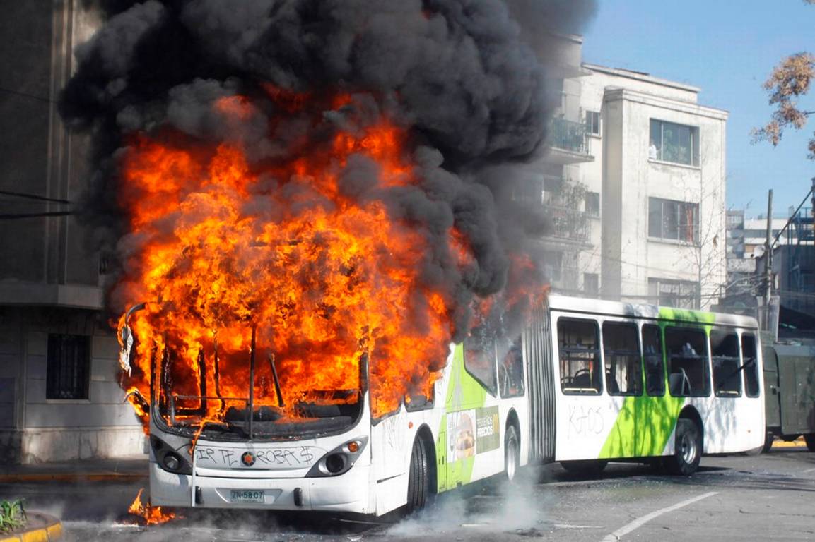 Buses+del+Transantiago+quemados+durante+la+marcha+de+Estudiantes+secundarios.002
